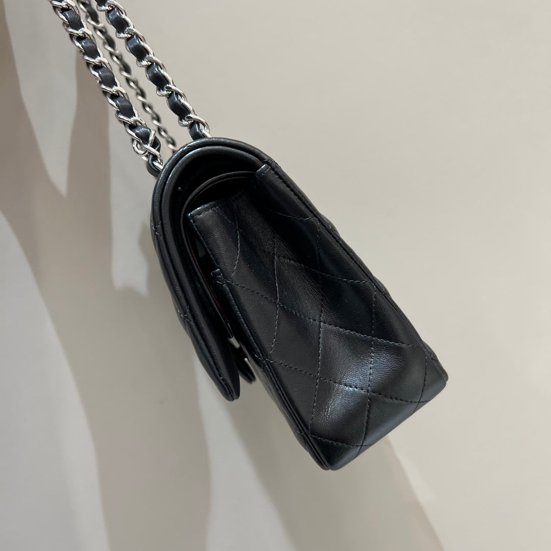 CH CLASSIC 11.12 HANDBAG 25.5 Lambskin Black