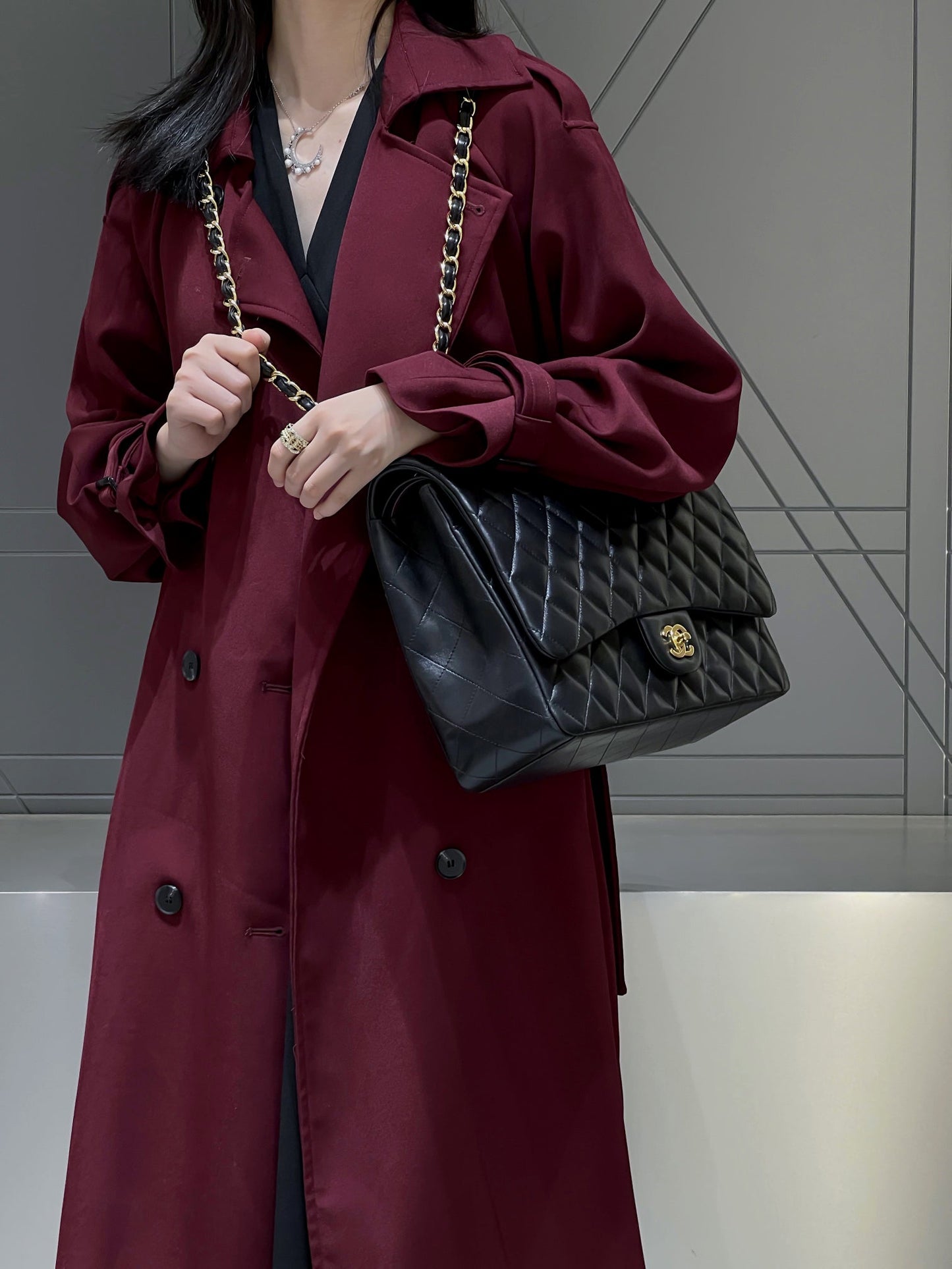CH MAXI CLASSIC HANDBAG 33 Lambskin Black
