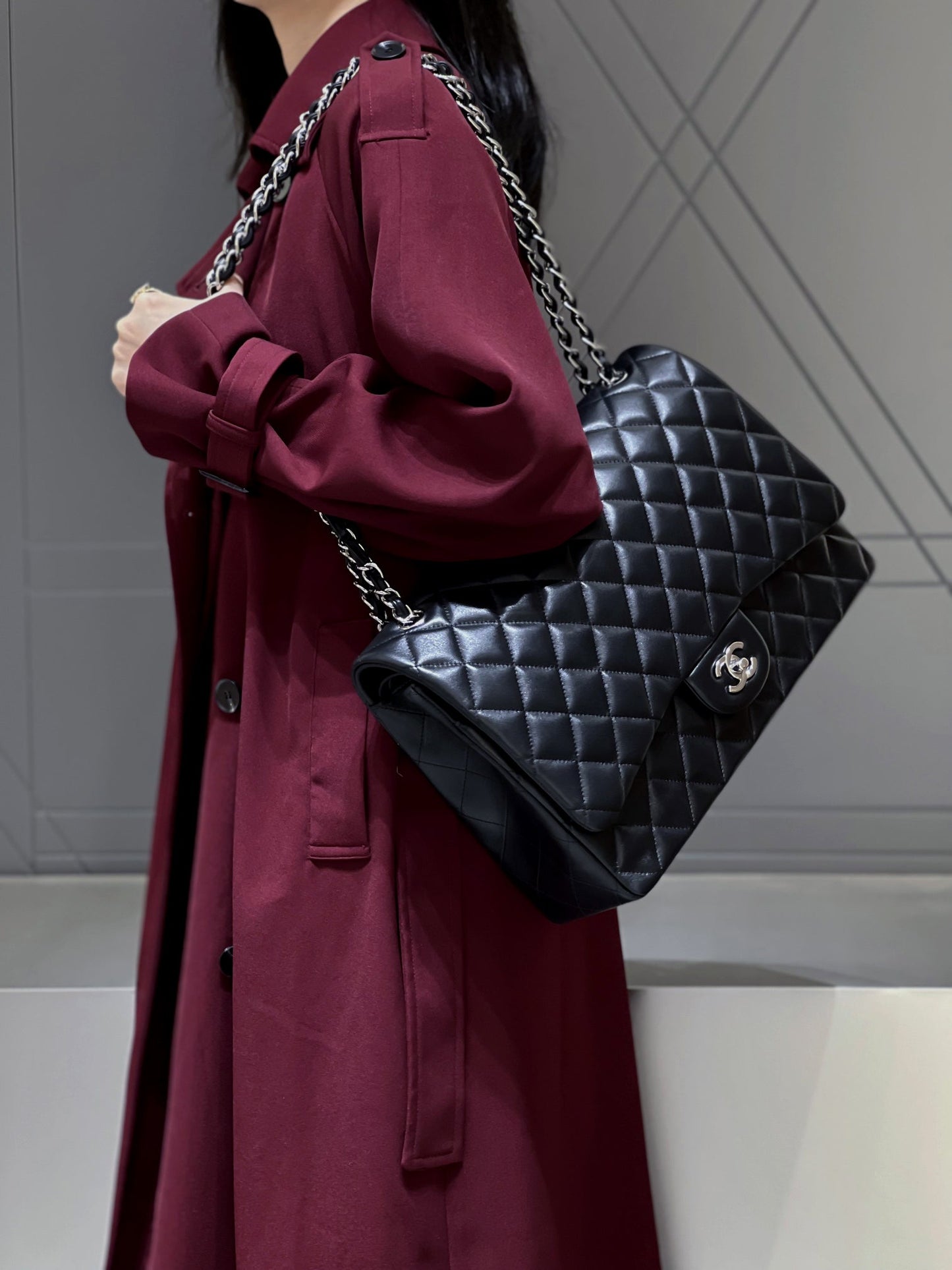 CH MAXI CLASSIC HANDBAG 33 Lambskin Black