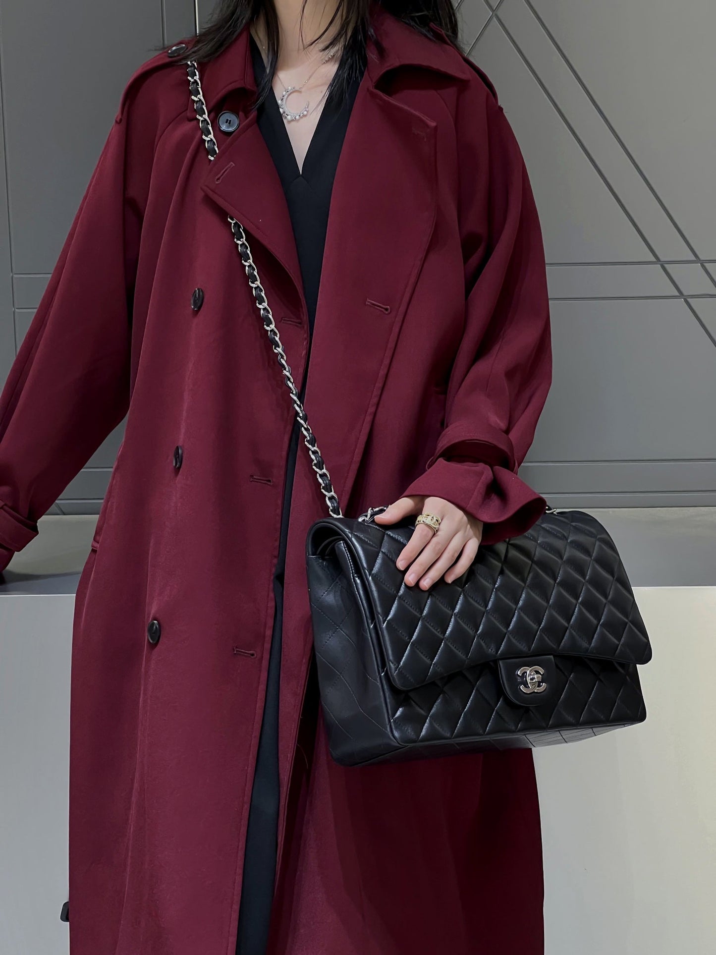 CH MAXI CLASSIC HANDBAG 33 Lambskin Black