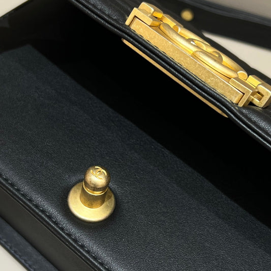 CH SMALL BOY HANDBAG 20 Calfskin Black