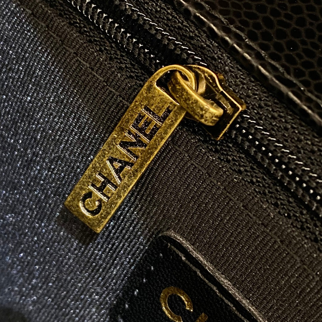 CH LARGE BOY HANDBAG 28 Grained Calfskin Black