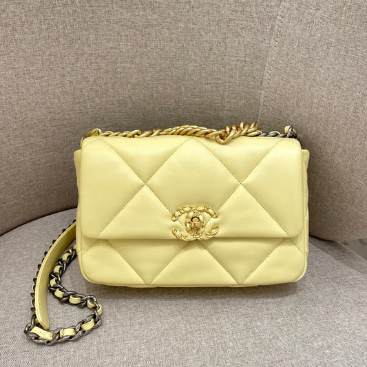 CH 19 HANDBAG 26 Lambskin Chicken Yellow