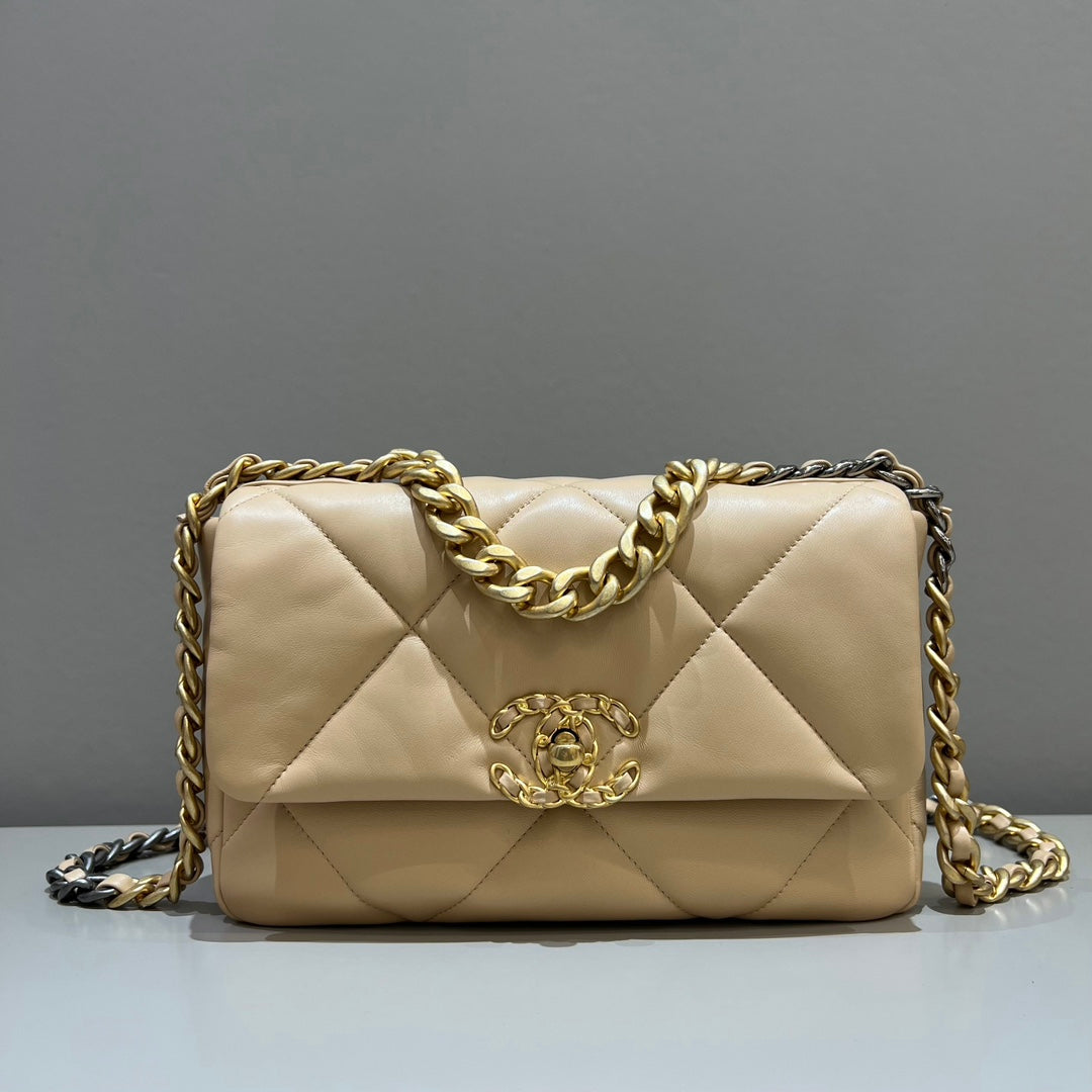 CH 19 HANDBAG 26 Lambskin Chicken Apricot