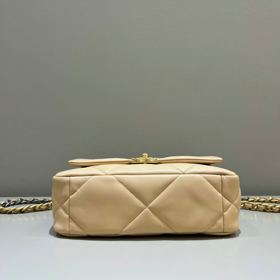 CH 19 HANDBAG 26 Lambskin Chicken Apricot