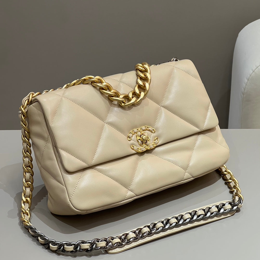 CH 19 LARGE HANDBAG 30 Lambskin Apricot