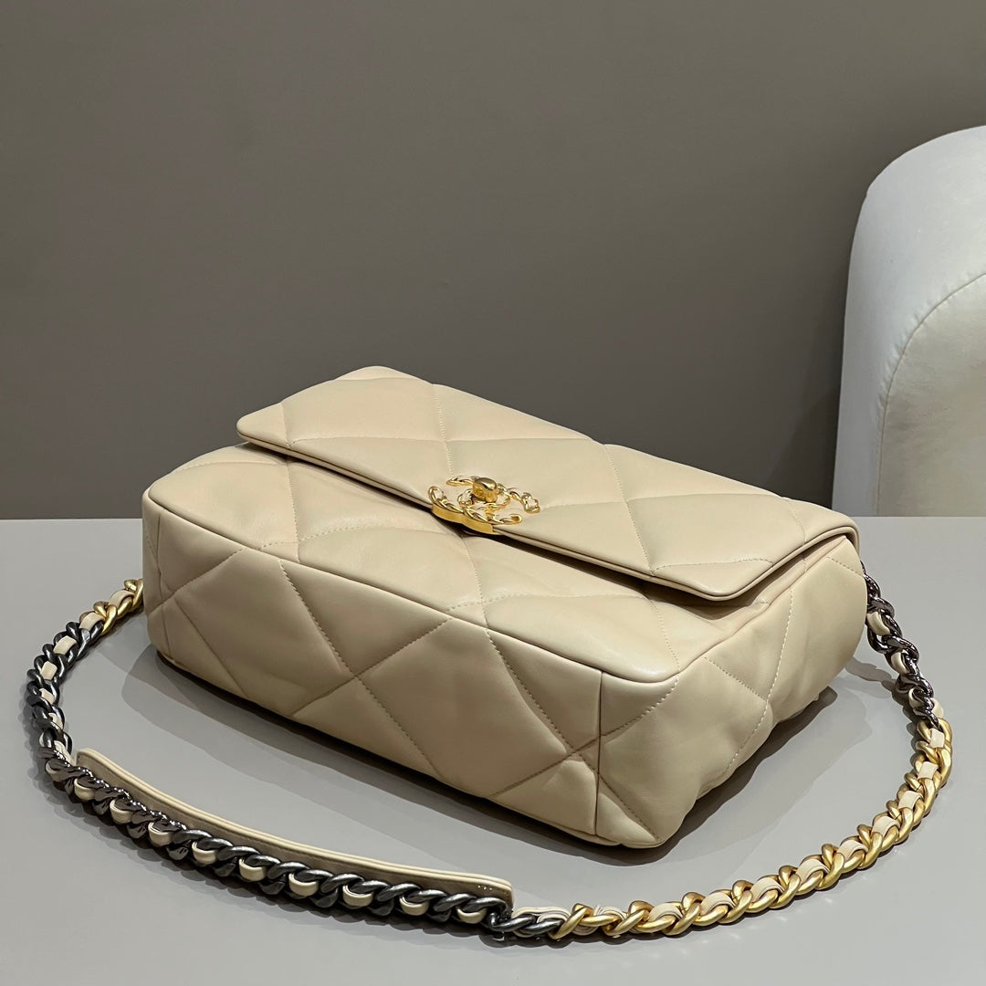 CH 19 LARGE HANDBAG 30 Lambskin Apricot