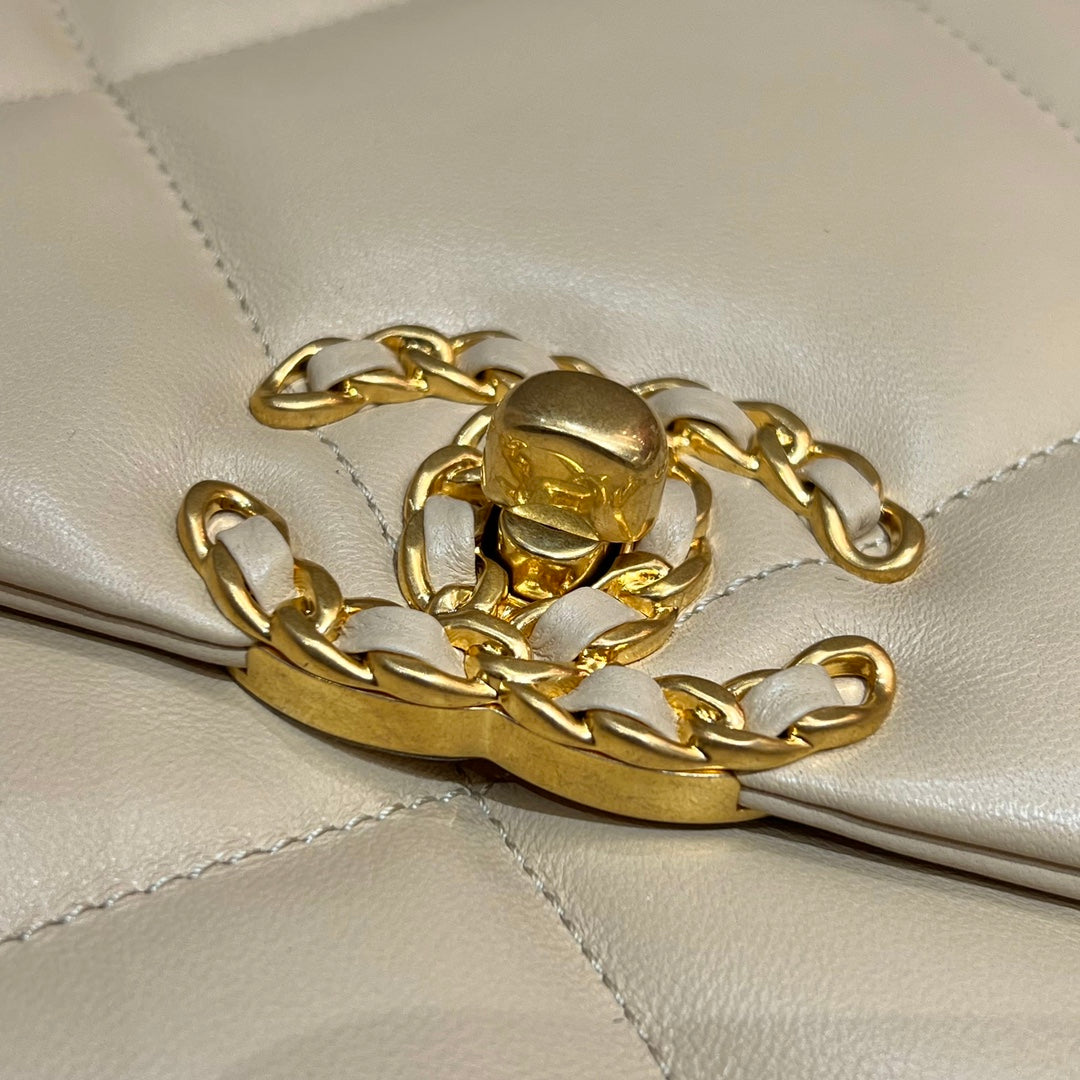CH 19 LARGE HANDBAG 30 Lambskin Apricot