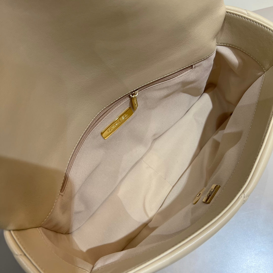 CH 19 LARGE HANDBAG 30 Lambskin Apricot