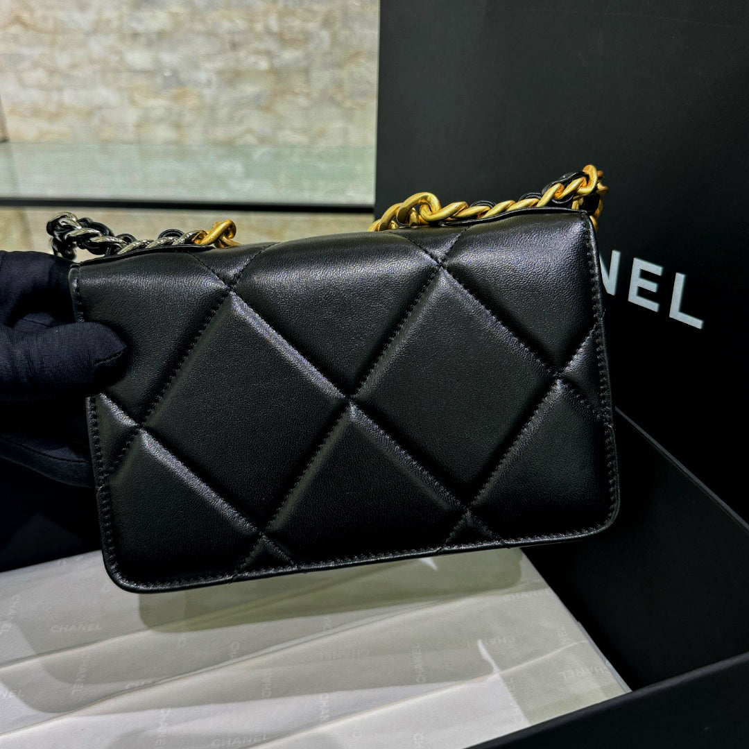 CH 19 HANDBAG WOC Lambskin Black