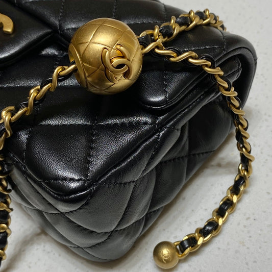 CH CF20 Golden Globe CLASSIC HANDBAG Lambskin Black