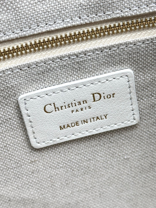 DO Dioramour Small Book Tote White Embroidery with Black and Red Je Vous Adore Motif and