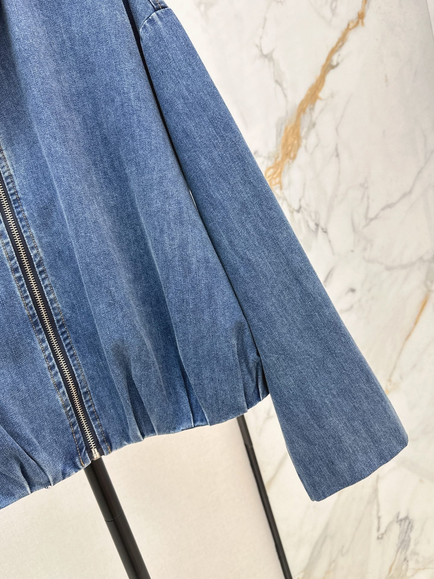 Loe 25ss pleated denim jacket