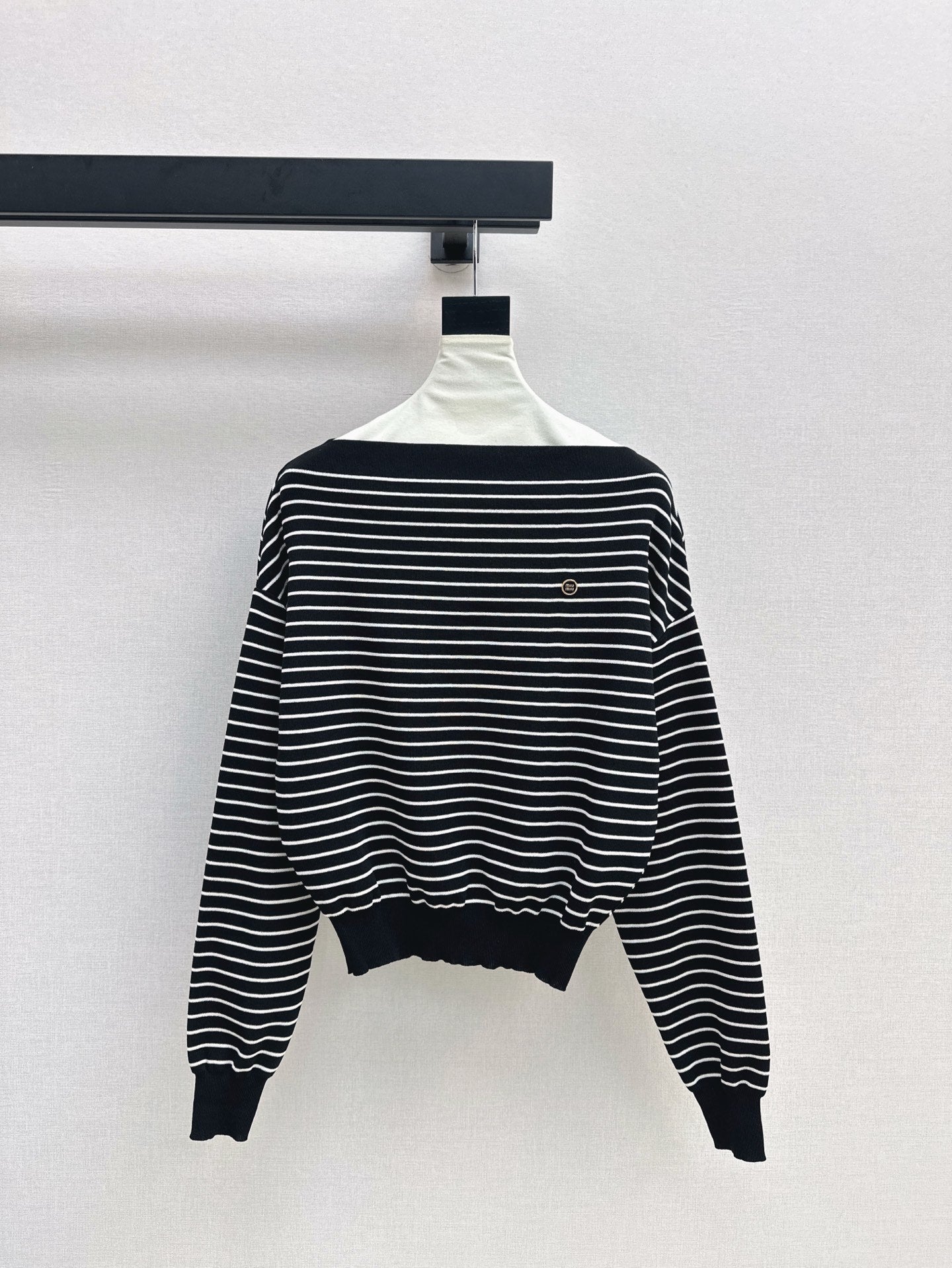 M 25SS Off-shoulder knitted shirt