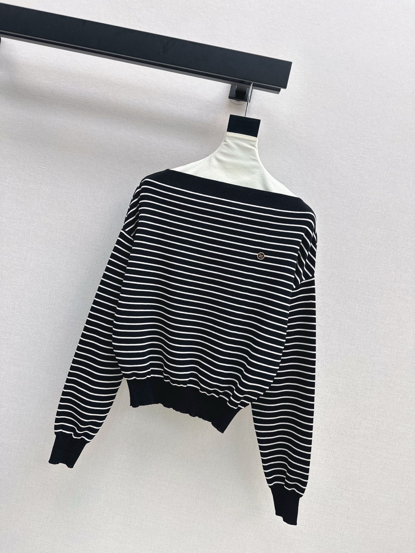 M 25SS Off-shoulder knitted shirt