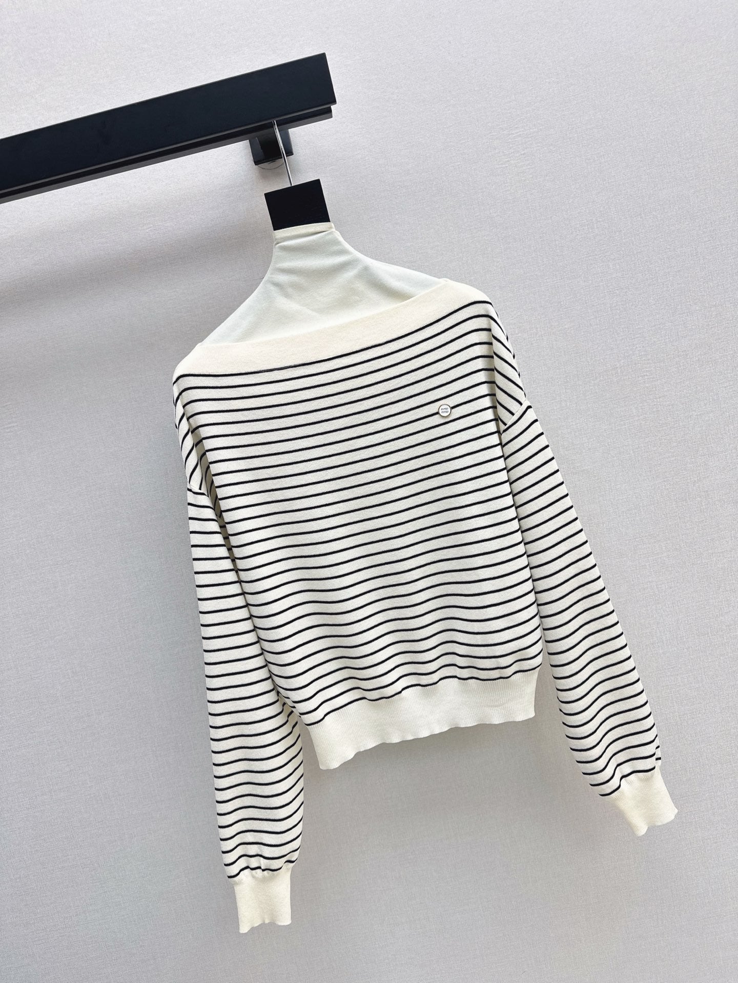 M 25SS Off-shoulder knitted shirt