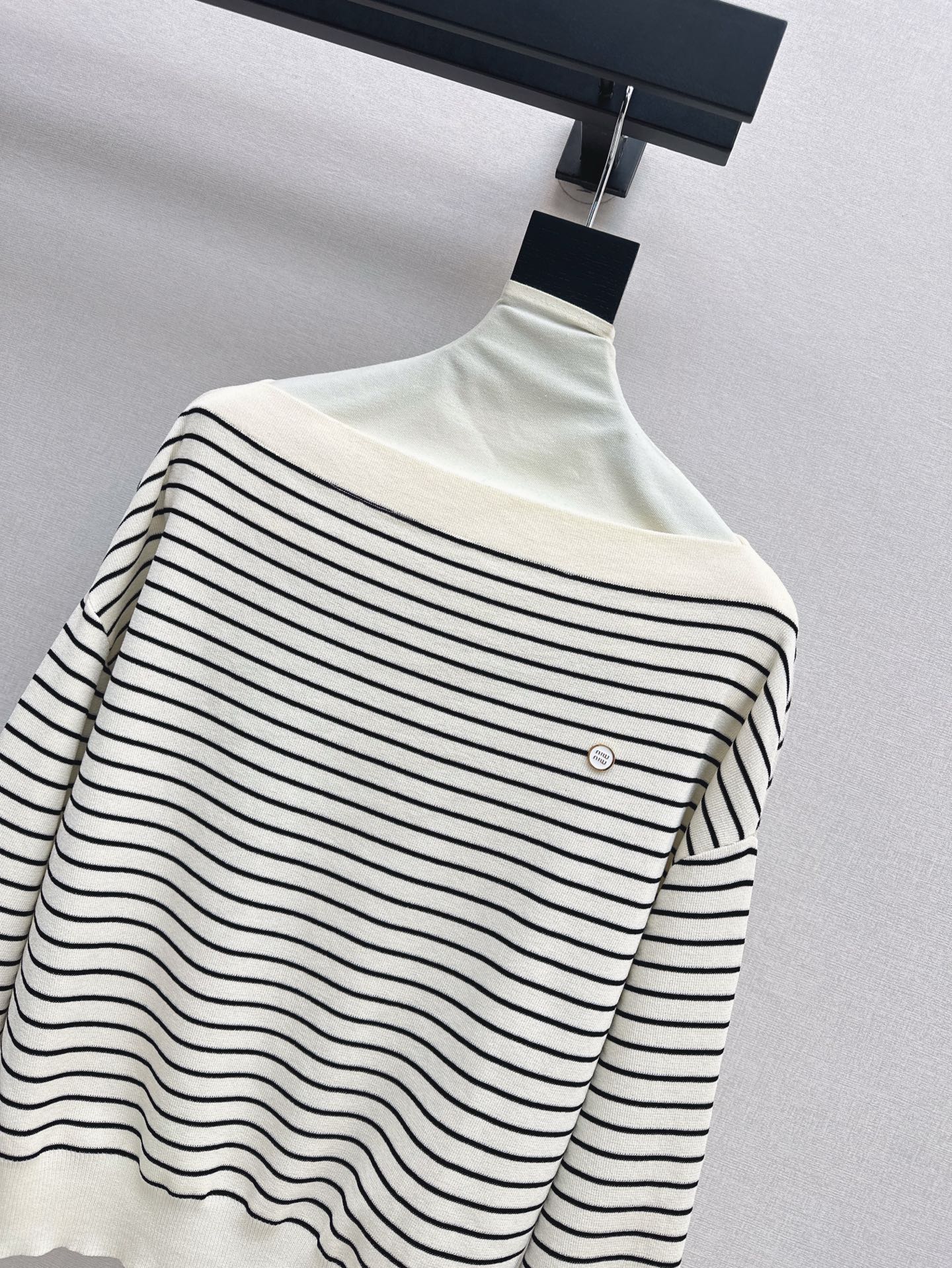 M 25SS Off-shoulder knitted shirt