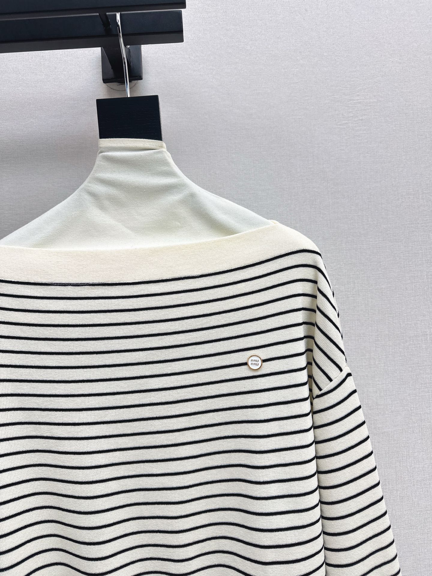 M 25SS Off-shoulder knitted shirt