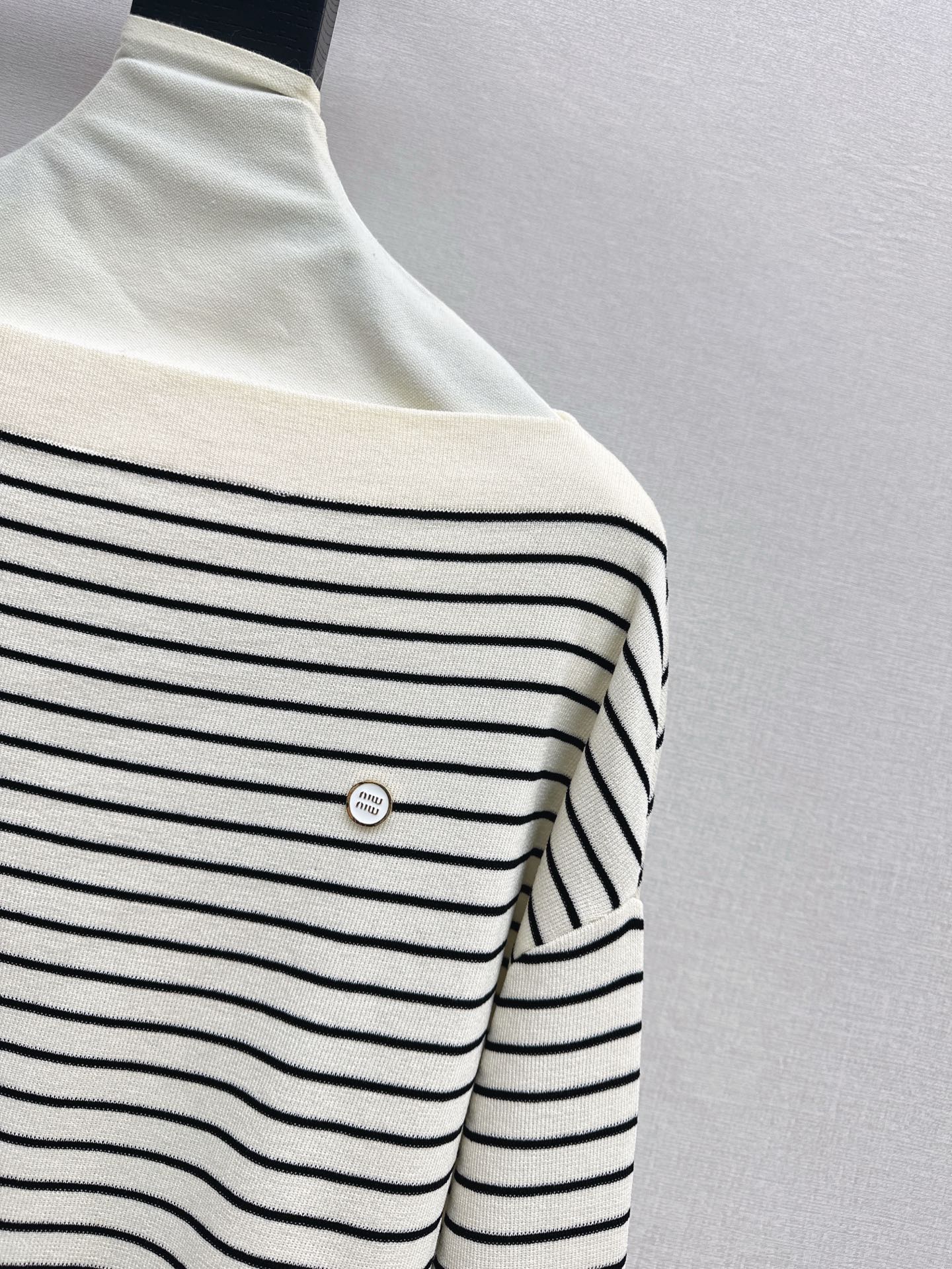 M 25SS Off-shoulder knitted shirt
