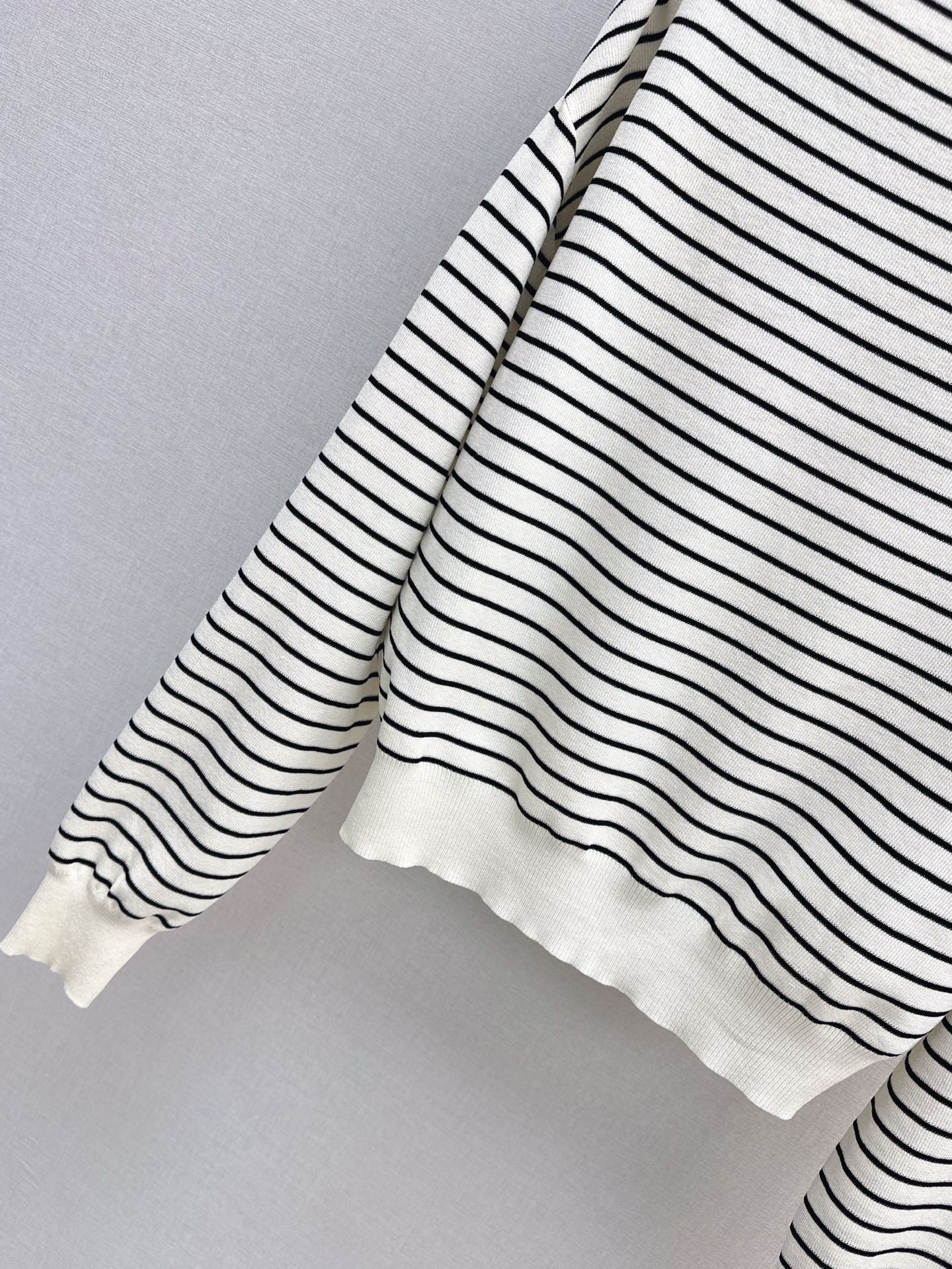 M 25SS Off-shoulder knitted shirt
