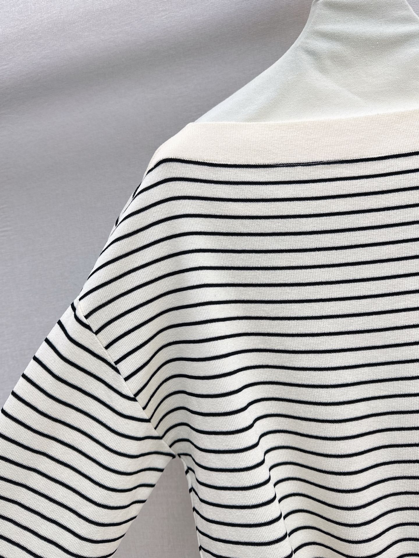 M 25SS Off-shoulder knitted shirt