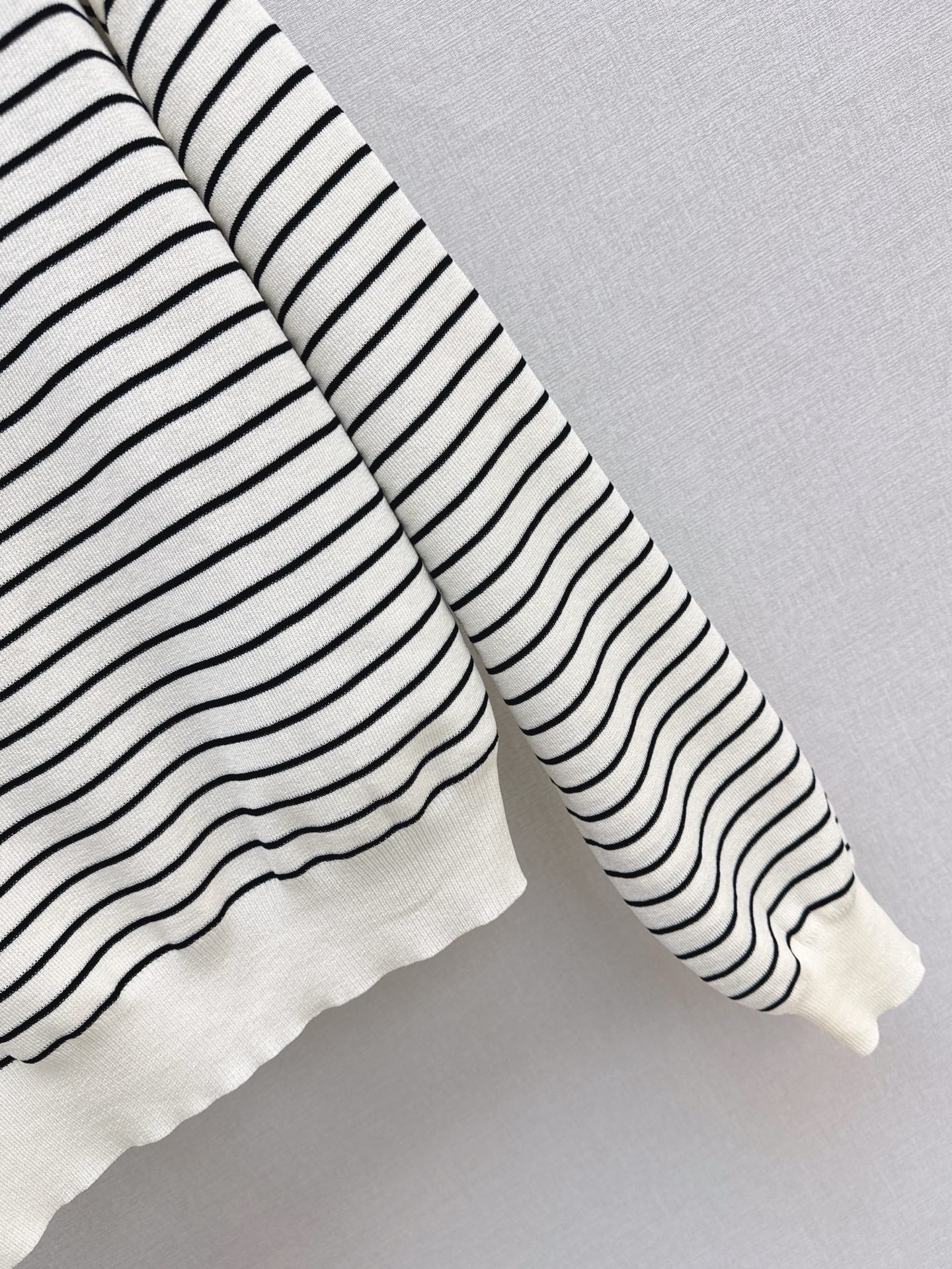 M 25SS Off-shoulder knitted shirt