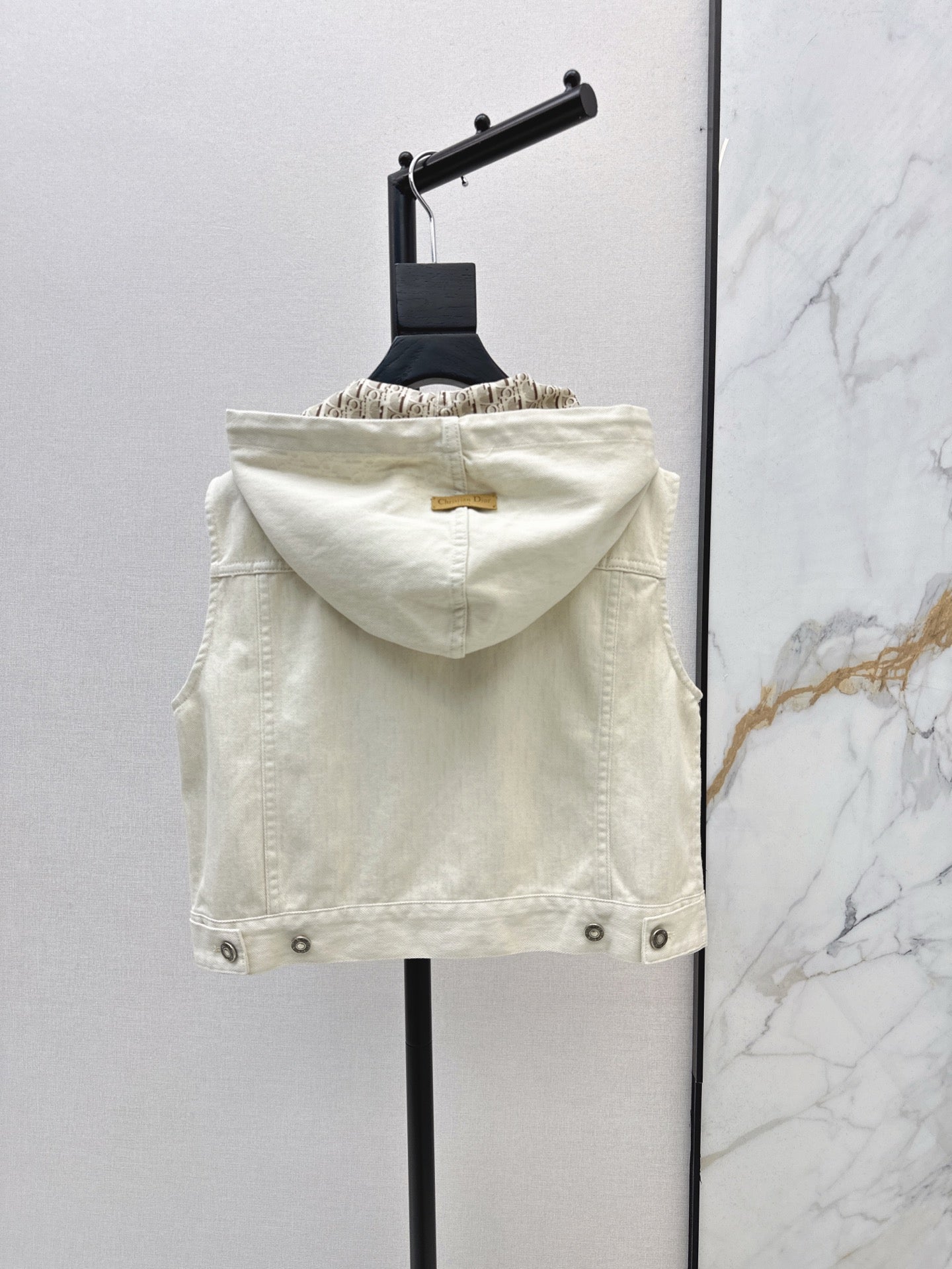 D 25ss miss hooded vest