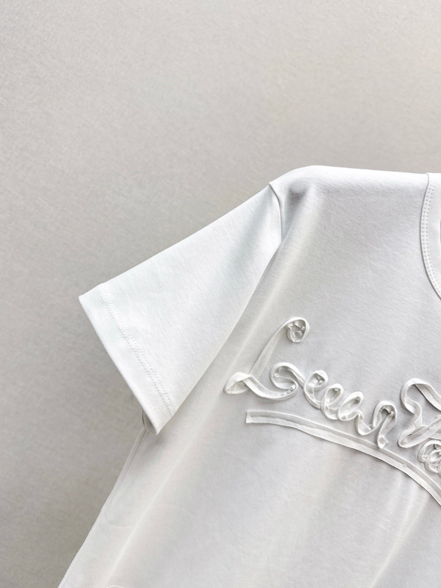 L 25ss embossed t-shirt
