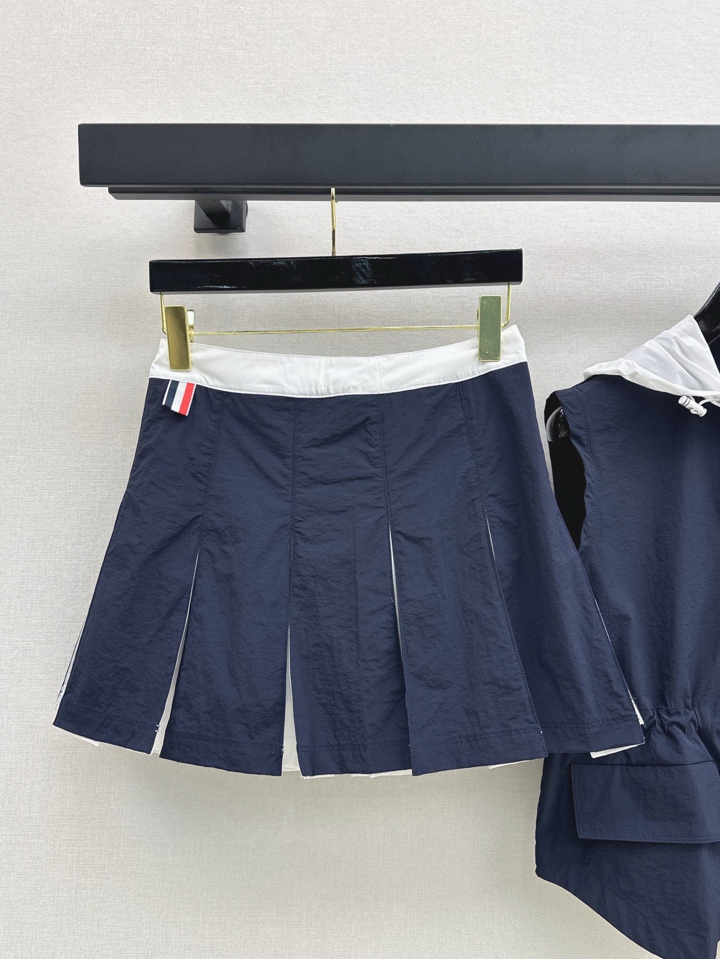 Th 25SS vest skirt set