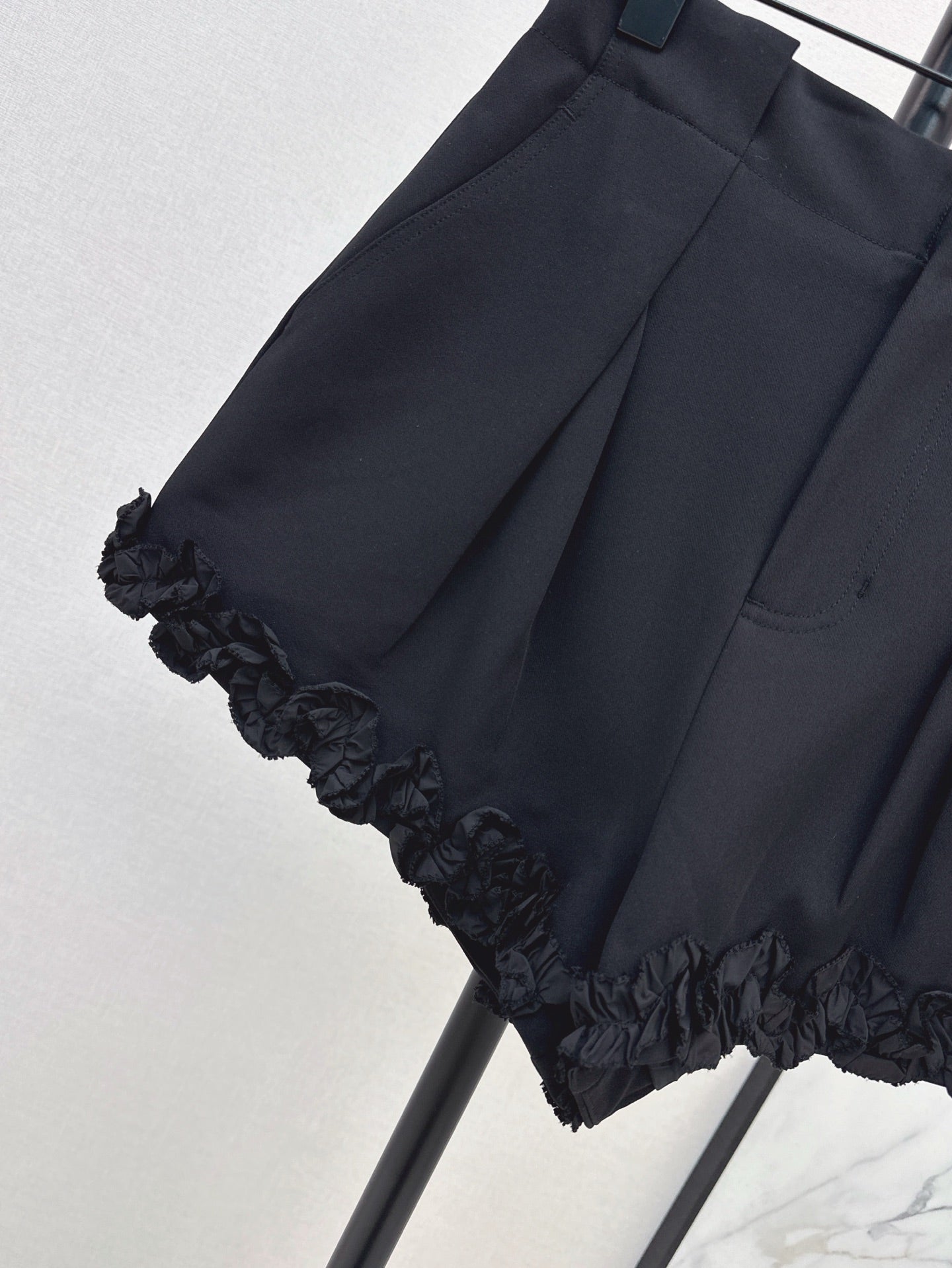 Val 25ss ruffle shorts