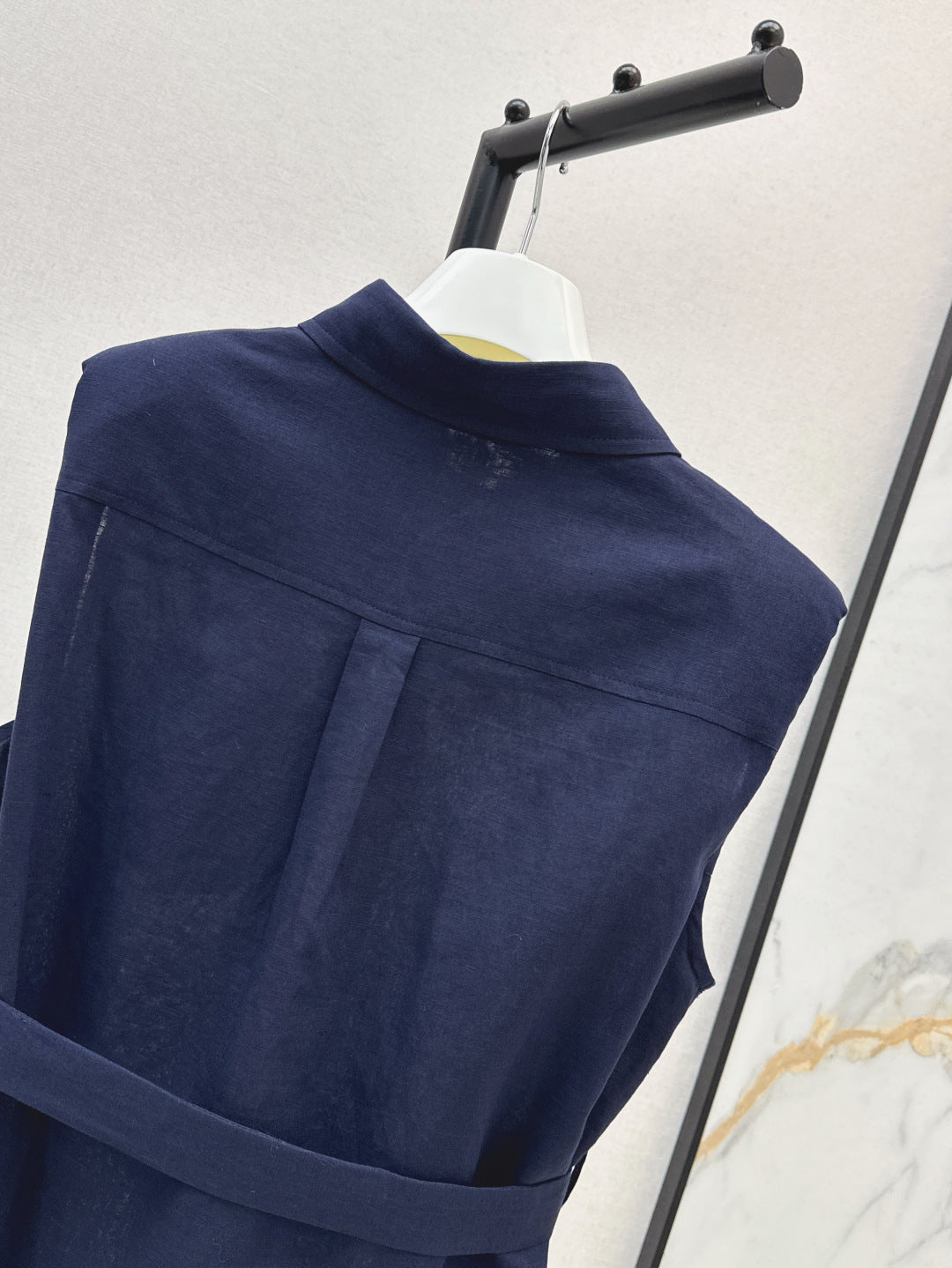 Loe 25ss sleeveless shirt