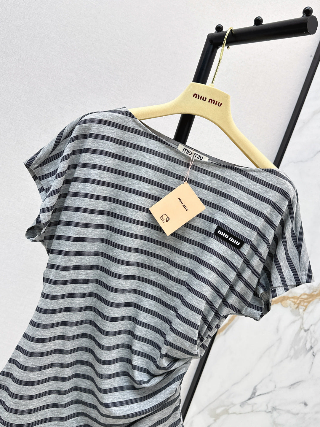 Miu 25ss off-shoulder t-shirt