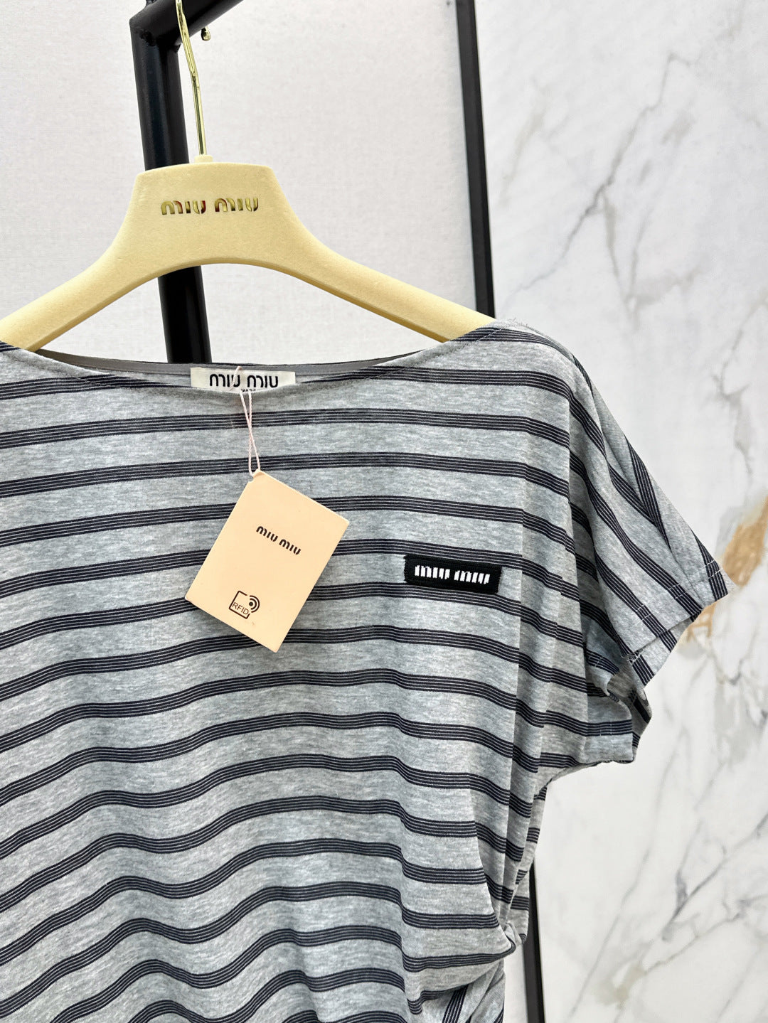 Miu 25ss off-shoulder t-shirt