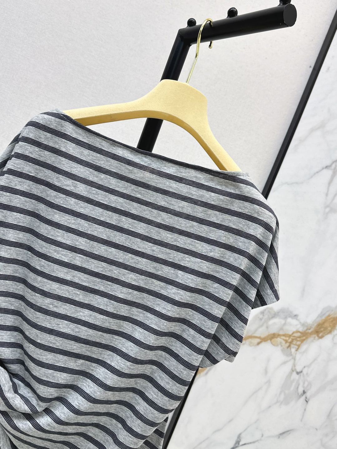 Miu 25ss off-shoulder t-shirt