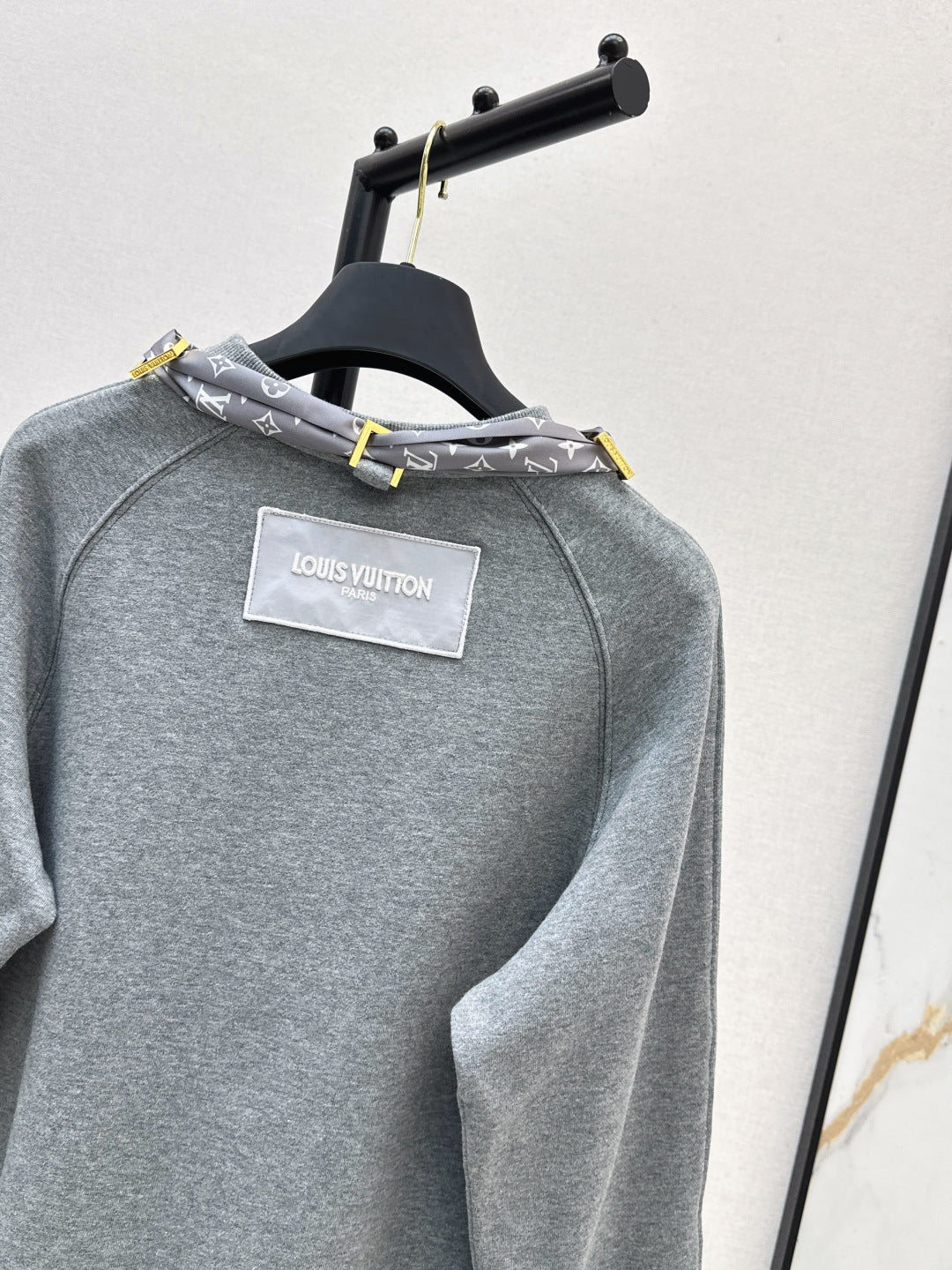 Louis 25fw scarf sweatshirt