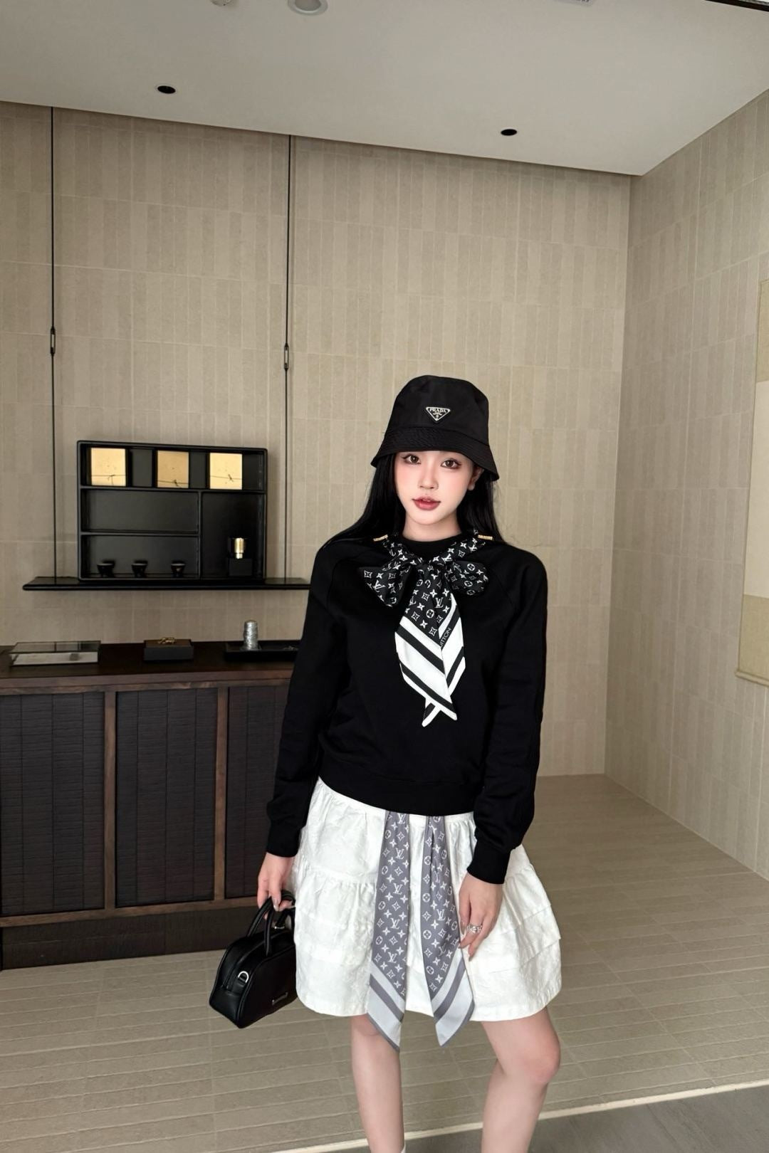 Louis 25fw scarf sweatshirt