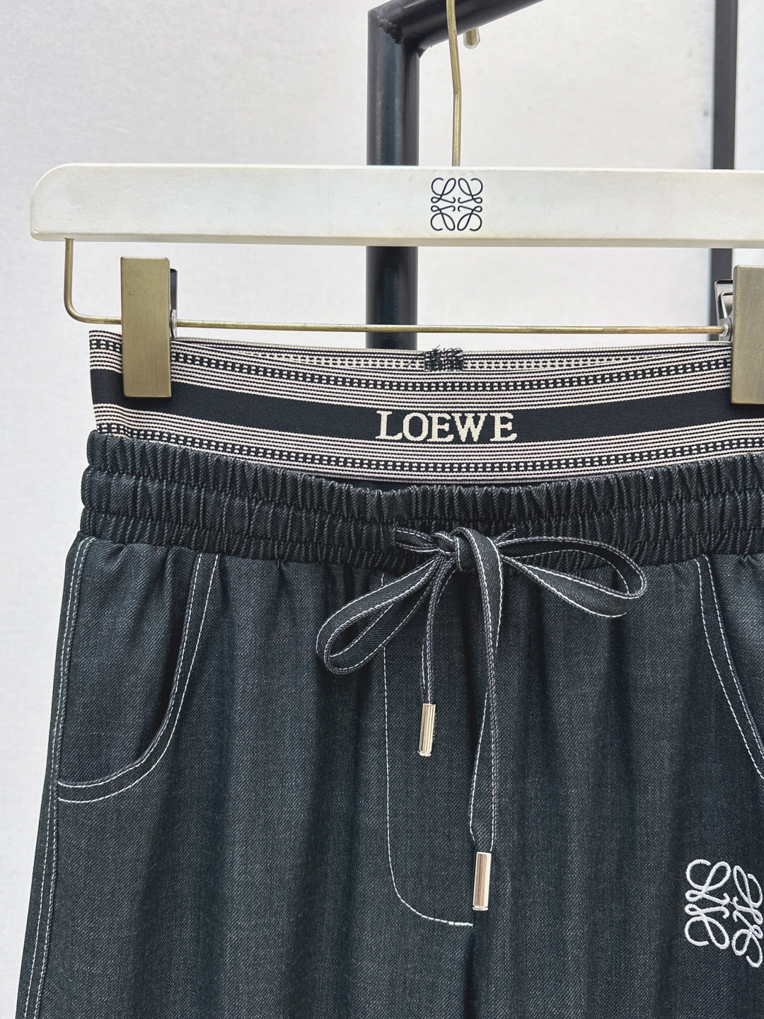 Loe 25fw embroidered jeans