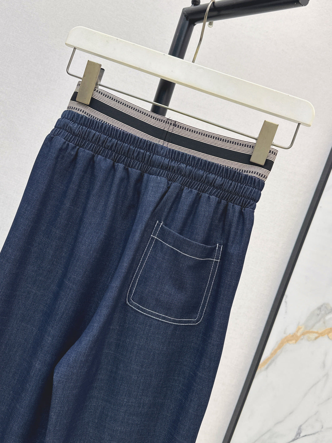 Loe 25fw embroidered jeans