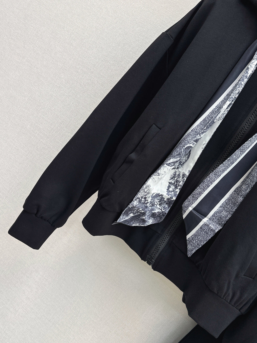 CD 25fw scarf suit
