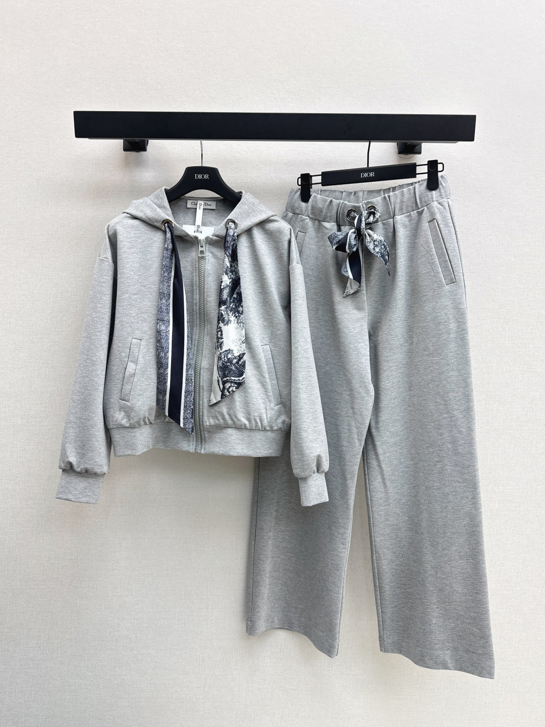 CD 25fw scarf suit