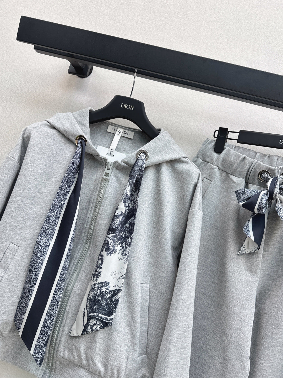 CD 25fw scarf suit