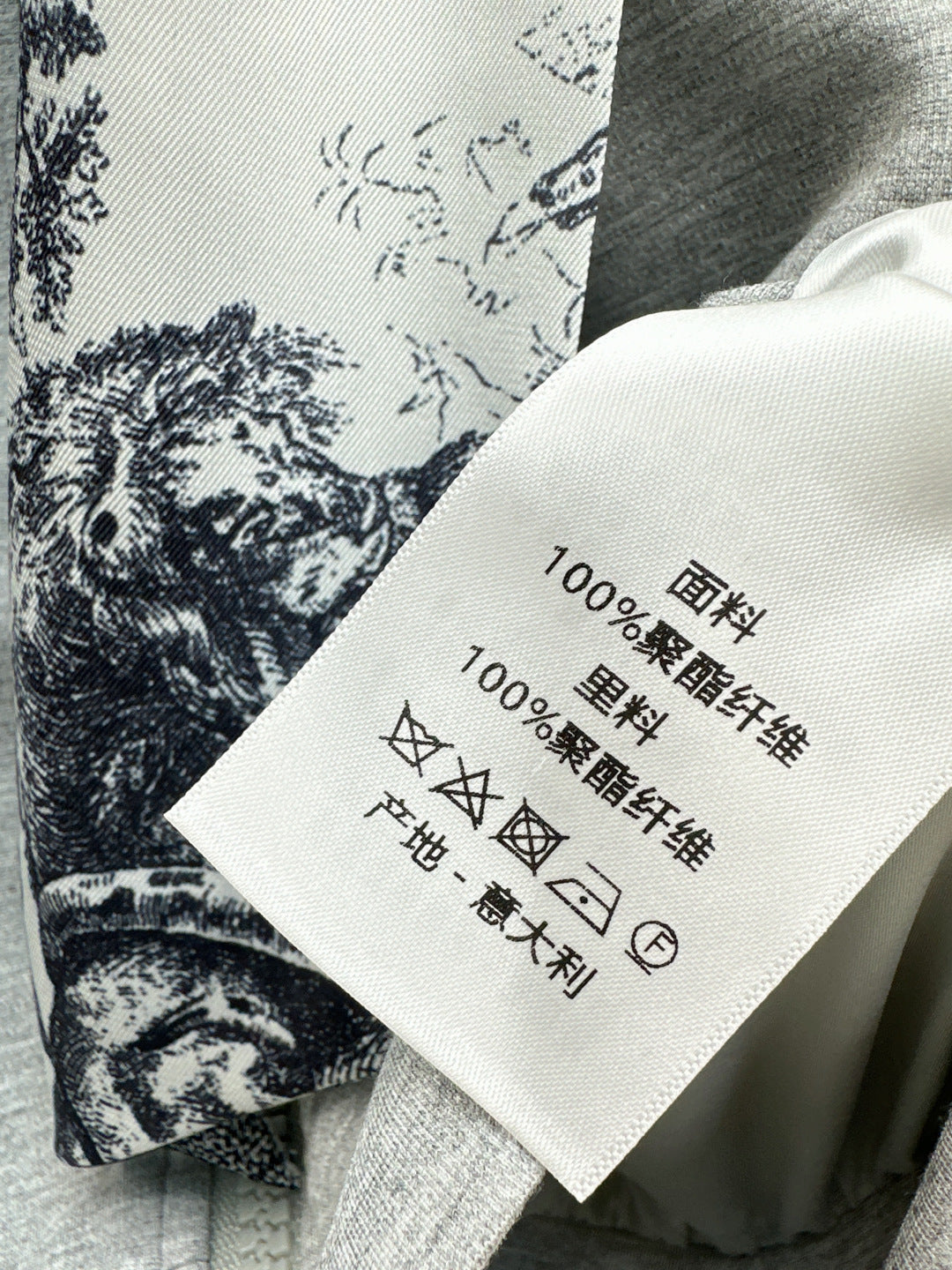 CD 25fw scarf suit
