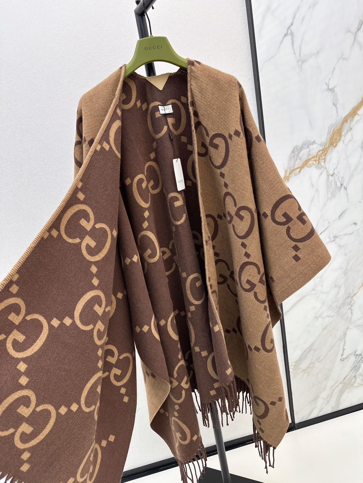 Guc 25fw jacquard cape