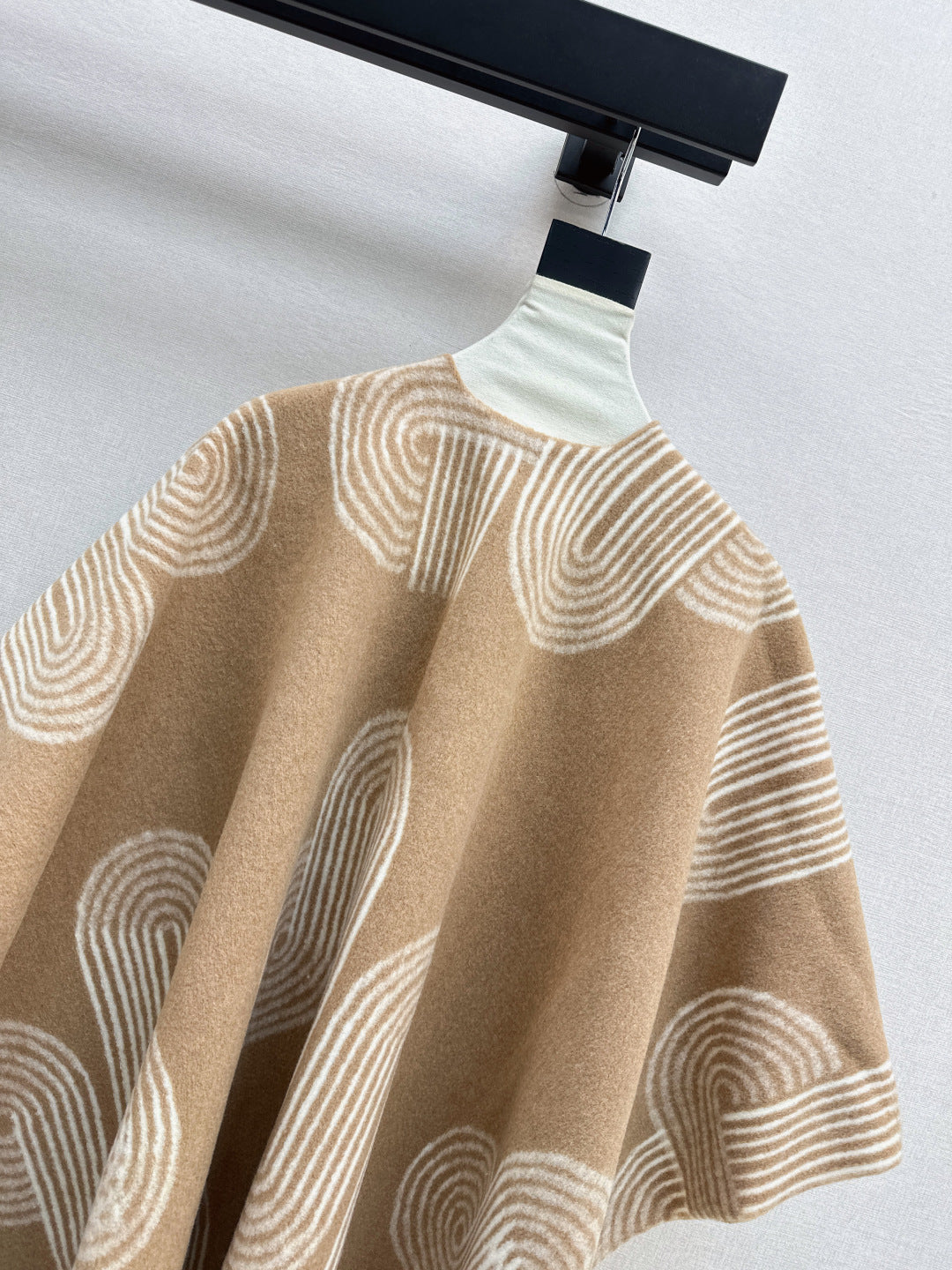 Herm 25fw cape