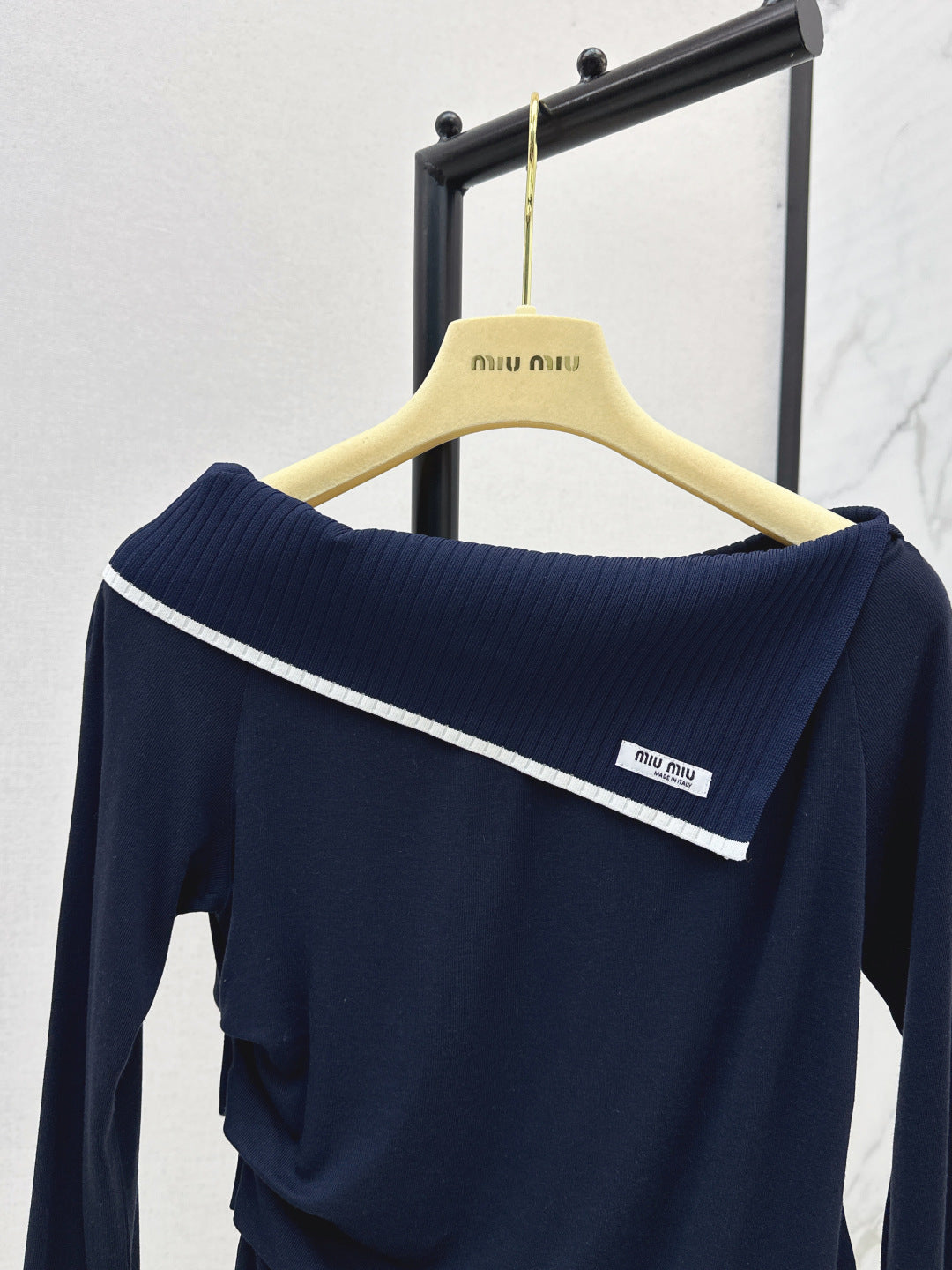 Miu 25fw off shoulder top