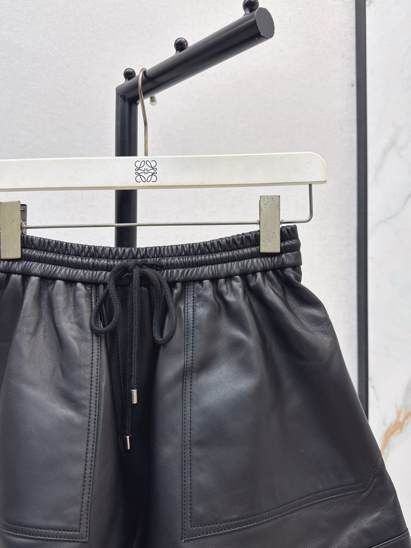 Loe 25fw leather short