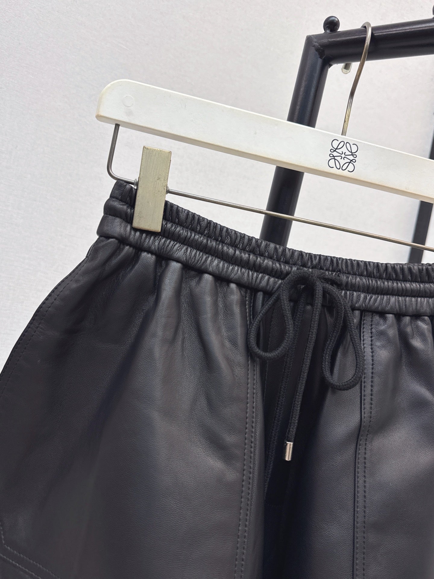Loe 25fw leather short