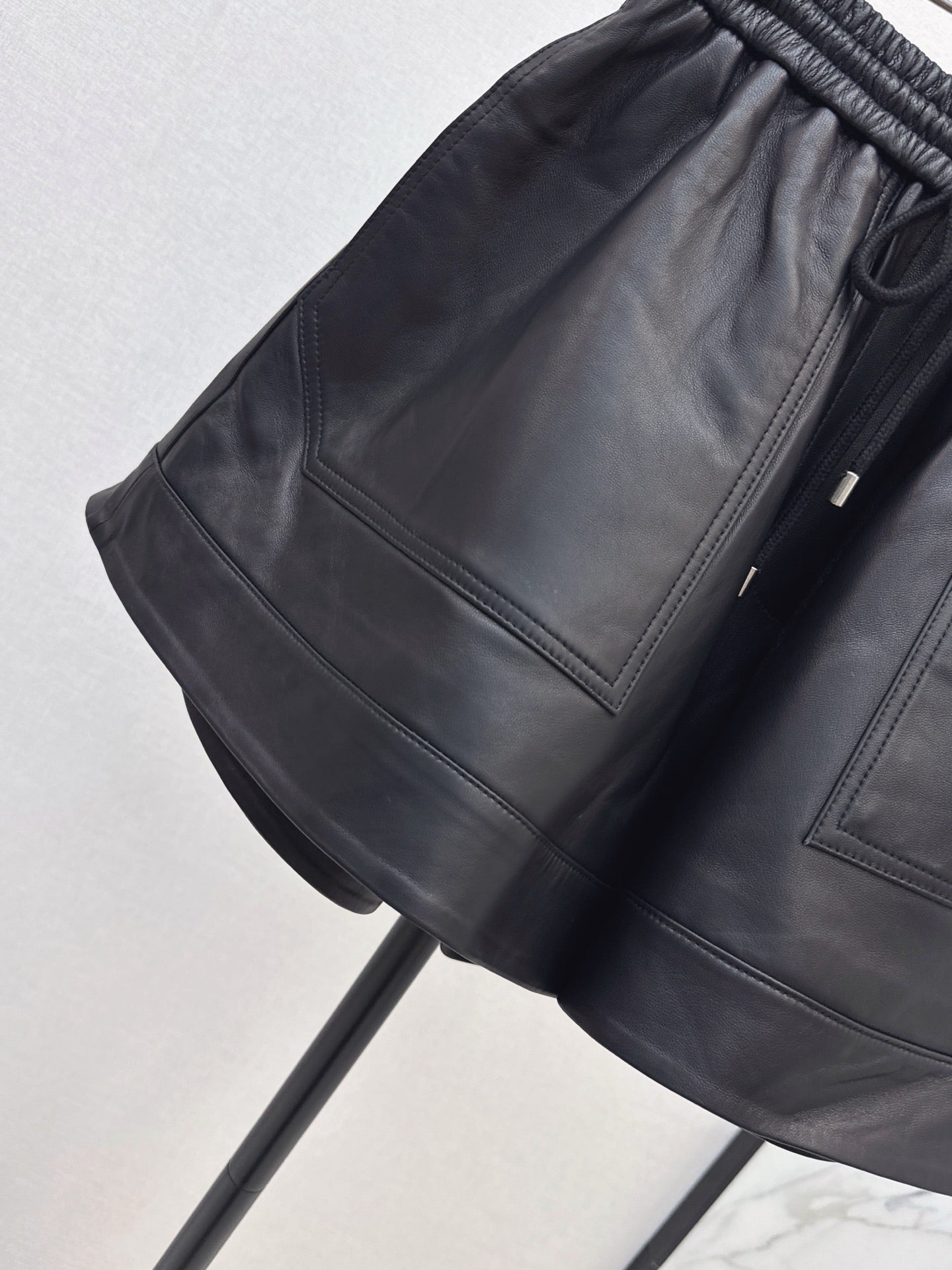 Loe 25fw leather short