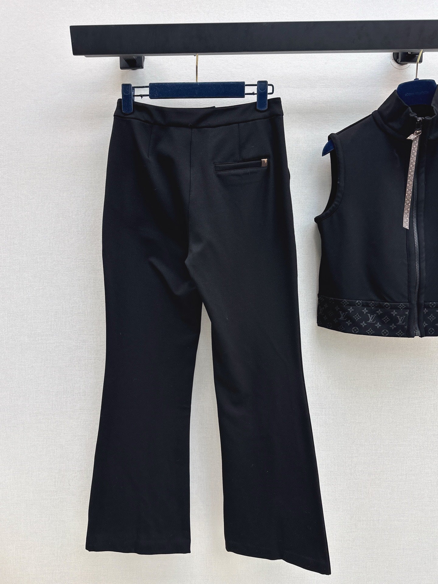 Loui 25fw vest cropped pants set