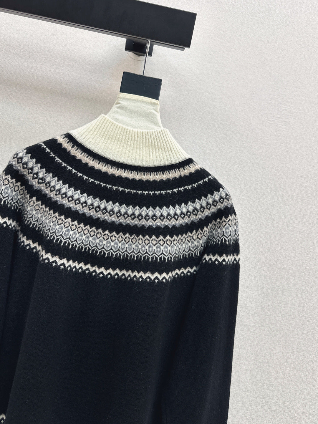 Loro 25fw knitted sweater